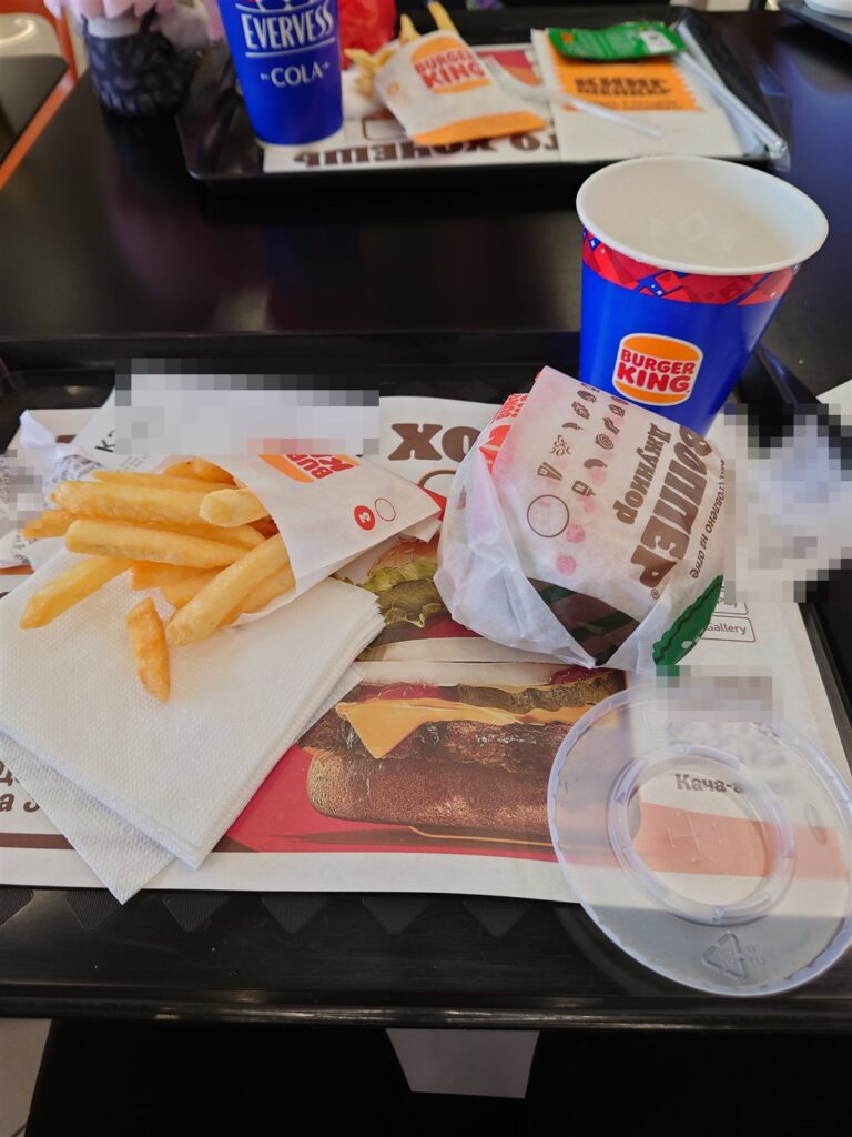 バーガーキングのワッパー、ポテト、ドリンクのトレー