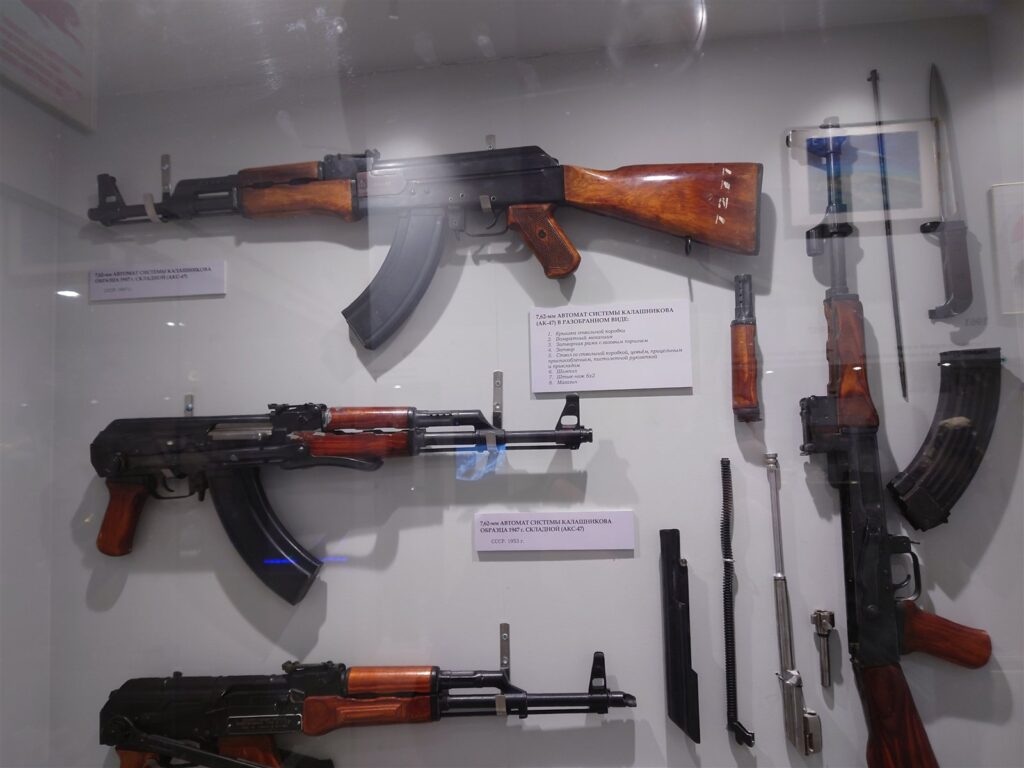 博物館に展示されているカラシニコフ(AK)小銃