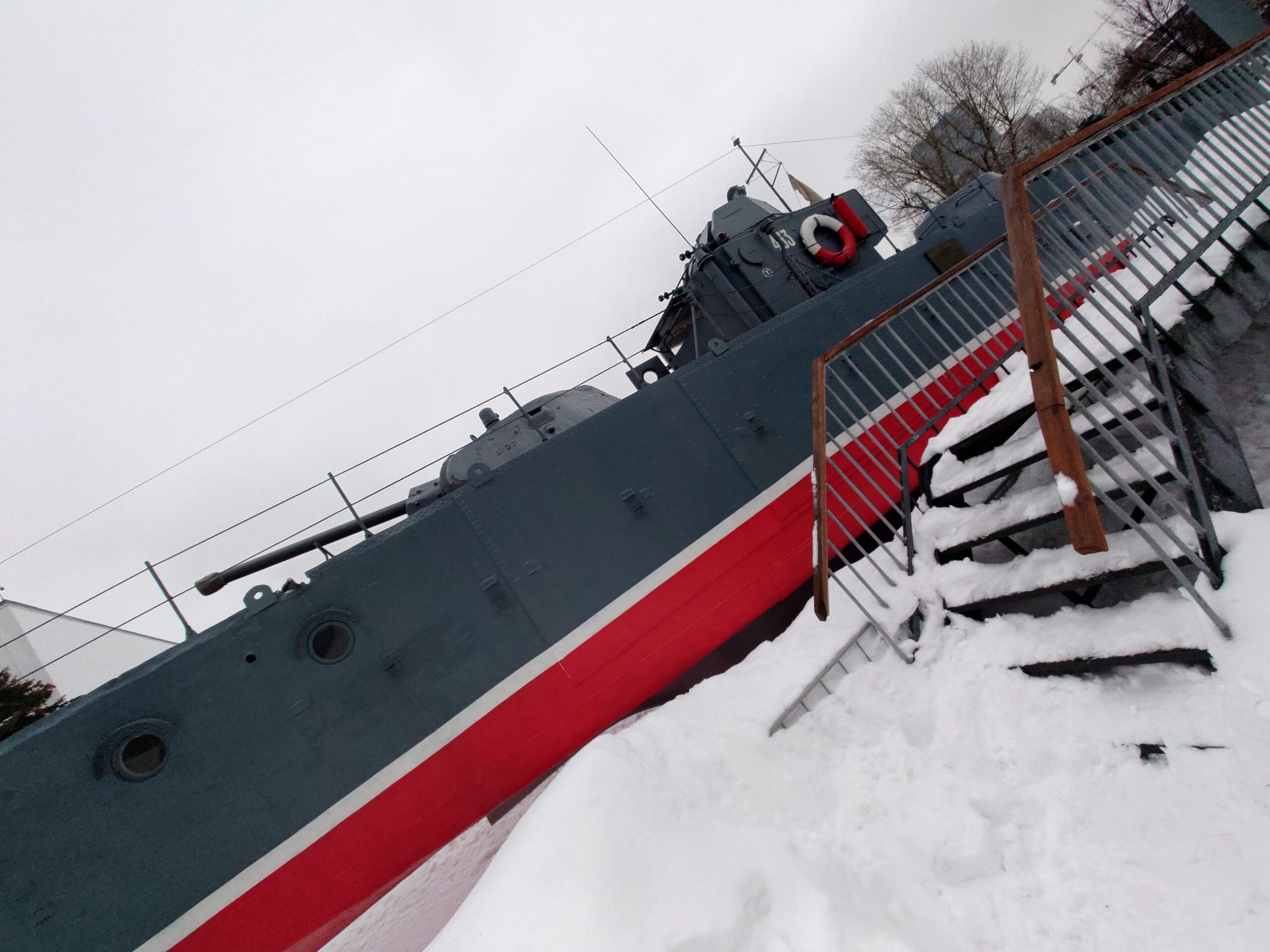 雪の中に展示されている魚雷艇