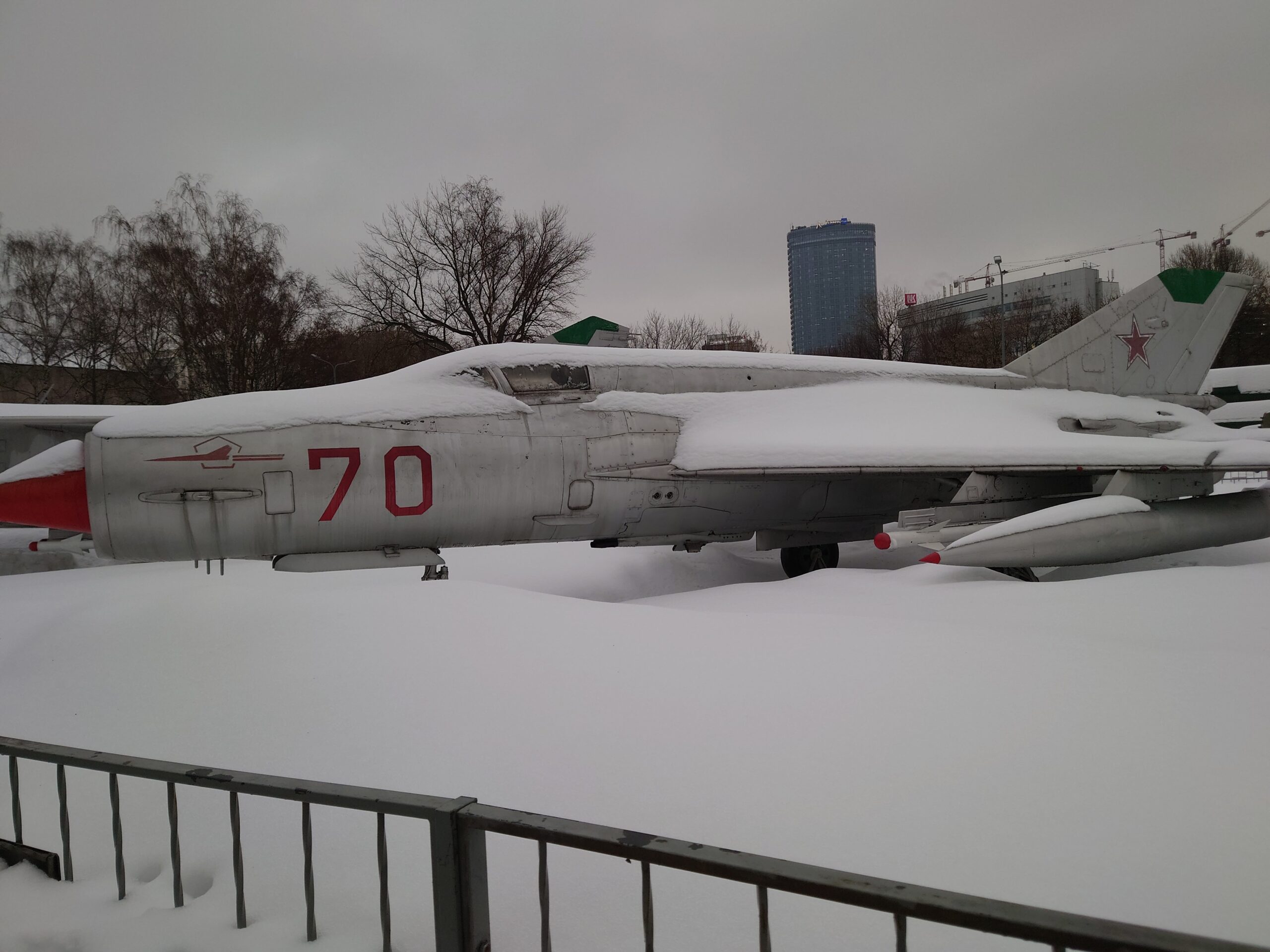 雪をかぶったMiG-21戦闘機