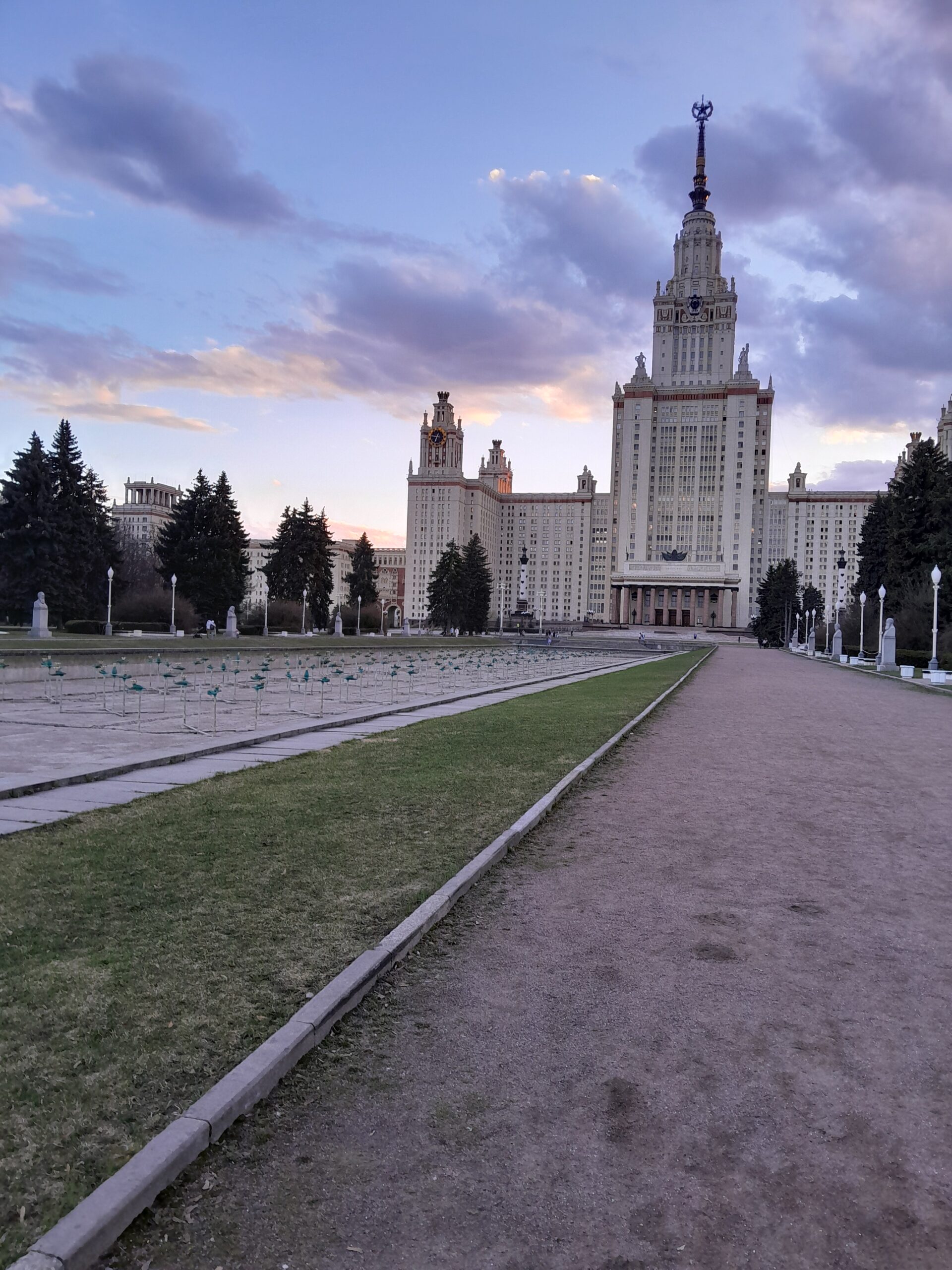 МГУ本館前の広場と並木道。手前に花壇、奥に本館がそびえる