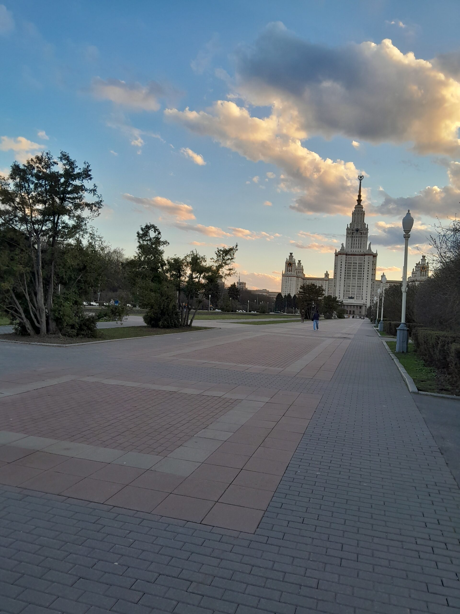 МГУ本館へと続く並木道と、空に浮かぶ雲