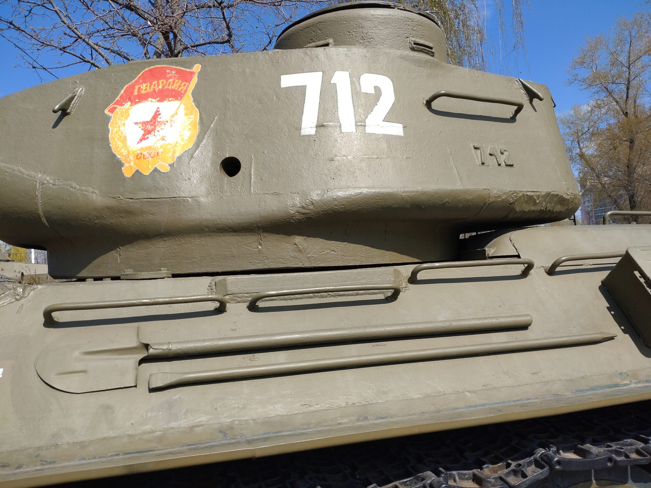 T-34戦車の砲塔。識別番号712と、親衛部隊のマークが見える